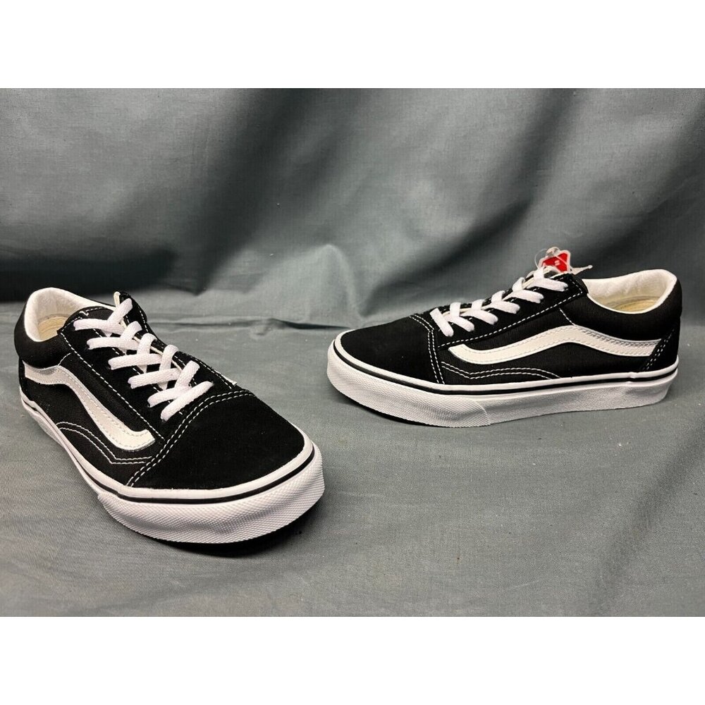 Vans boys Old Skool Casual Sneakers Canvas Black White Size 5.5 NEW IN BOX!